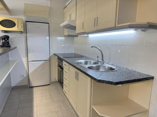 Η κουζίνα ή μικρή κουζίνα στο Agi Pi Sunyer Apartments