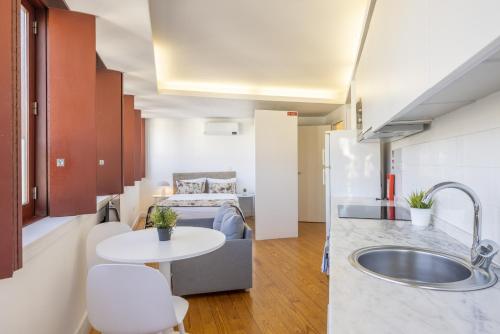 eine Küche mit Spüle und Tisch in einem Zimmer in der Unterkunft Try Oporto - São Lázaro in Porto
