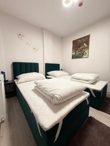 two twin beds in a room with at Warsaw Smart Apartment with Parking in Warsaw