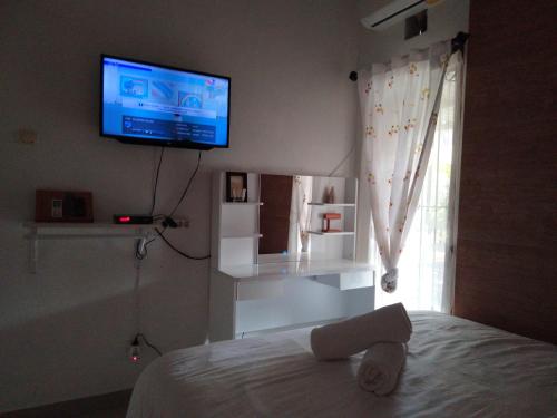 En eller flere senge i et værelse på Homestay Omah