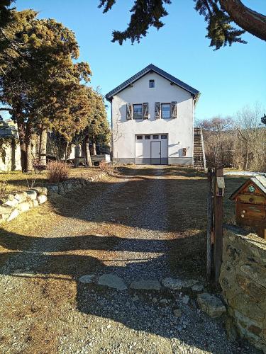 une maison blanche avec une allée devant dans l'établissement studio MONT LOUIS, à La Cabanasse