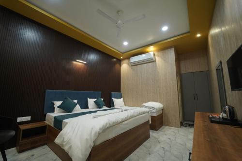 a bedroom with a bed and a television in it at Brij Hari Villa in Varanasi