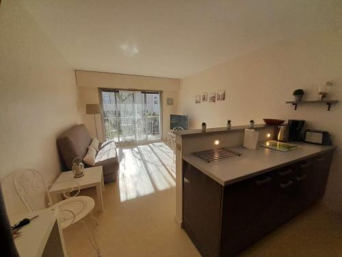 une pièce avec une cuisine et un salon dans l'établissement Charmant T2 rénové à 600m de la plage et 300m du port avec terrasse et stationnement - FR-1-324-235, à Saint-Gilles-Croix-de-Vie