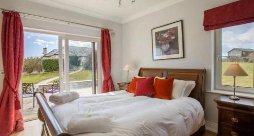 Кровать или кровати в номере Waterford Villa 5 Bed Beach Retreat
