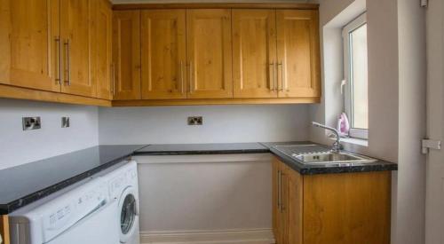Кухня или мини-кухня в Waterford Villa 5 Bed Beach Retreat
