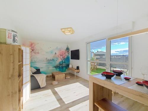 une chambre avec une grande fenêtre et un salon dans l'établissement La Parenthèse Zen - Grande terrasse avec vue, à Toulouse