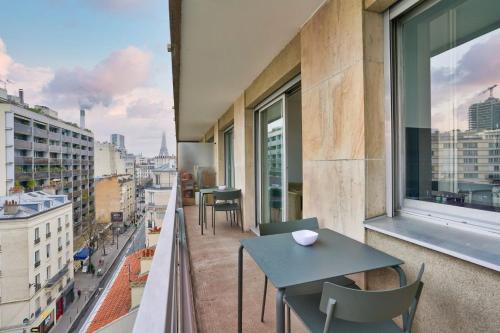 d'un balcon avec une table et des chaises offrant une vue sur la ville. dans l'établissement GuestReady - Charming stay with a view, à Paris