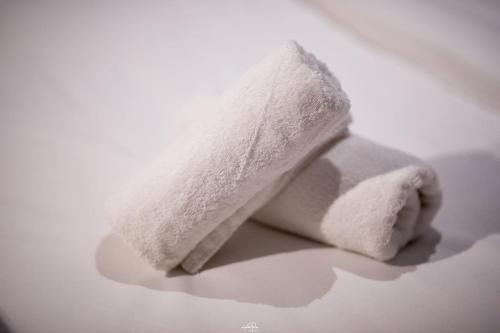 un animal de peluche blanco sentado en una superficie blanca en Résidence St Vincent, en Collioure