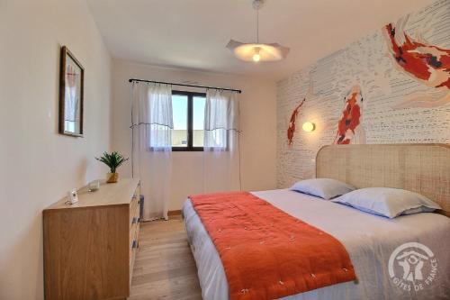 une chambre avec un grand lit et une fenêtre dans l'établissement Echappées Belles, à Trévou-Tréguignec