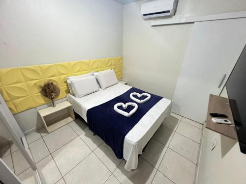 ein Schlafzimmer mit einem Bett mit zwei Herzen darauf in der Unterkunft Apartamento no coração de Maragogi in Maragogi