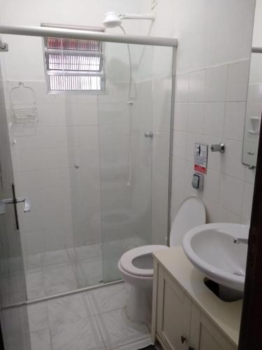 a bathroom with a shower and a toilet and a sink at Casa Jardim do Mar - Ubatuba - Praia Grande in Ubatuba