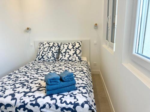 - une petite chambre avec un lit et des serviettes bleues dans l'établissement Beautiful & cosy appart, calme et lumineux, à Nice