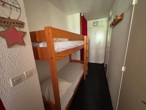 une petite pièce avec deux lits superposés dans l'établissement Studio Sud-Ouest Pied des Pistes avec Wifi et Animaux Bienvenus - FR-1-449-51, à Tignes