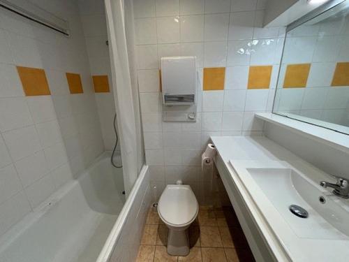 une salle de bain avec toilettes, baignoire et lavabo dans l'établissement Studio Sud-Ouest Pied des Pistes avec Wifi et Animaux Bienvenus - FR-1-449-51, à Tignes