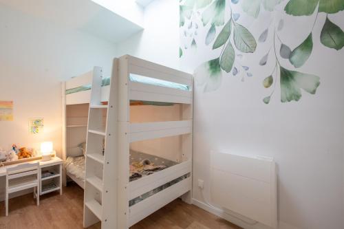 a bunk bed in a childs room with a desk at Rosamel - Studio à 1km de la gare proche port in Étaples
