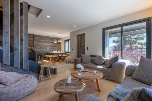 un salon avec deux canapés et une table dans l'établissement Chalet la Tierruca - Station à pied 5, à Font-Romeu