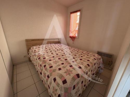 Posteľ alebo postele v izbe v ubytovaní appartement 1 chambre avec terrasse vue mer dans residence avec piscine