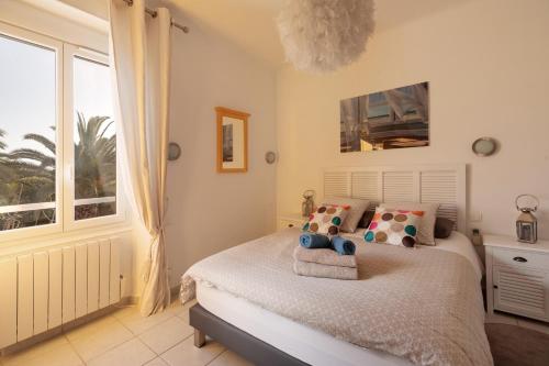 une chambre avec un lit et une grande fenêtre dans l'établissement Villa Anaite Vue mer et montagne, piscine privée, à Antibes