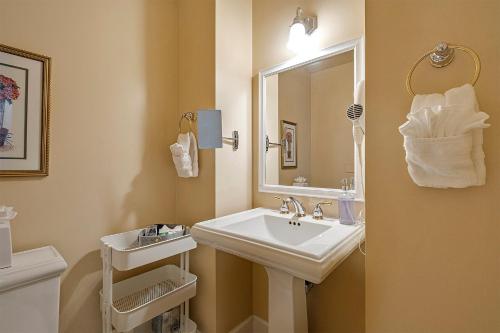 Ein Badezimmer in der Unterkunft The Orenco Station Hotel