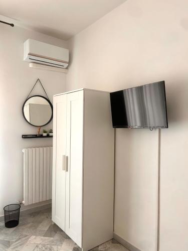 a room with a white cabinet and a mirror at La casa di Michelle in Foggia