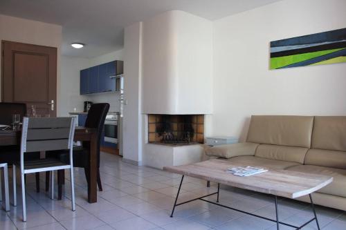 un salon avec un canapé et une table et une cuisine dans l'établissement Appt 3 pièces ILE DE RE - IDR400-010, à Saint-Martin-de-Ré