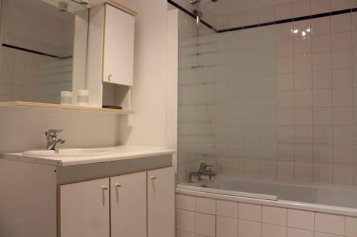 une salle de bain avec un lavabo, une douche et une baignoire dans l'établissement Appt 3 pièces ILE DE RE - IDR400-010, à Saint-Martin-de-Ré