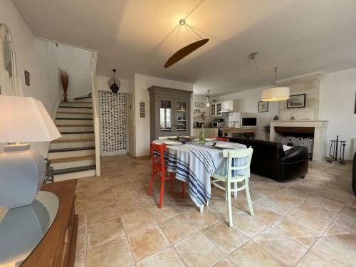 une cuisine et un salon avec une table et des chaises dans l'établissement Mais 3 pièces ILE DE RE - IDR400-0100, à Saint-Martin-de-Ré
