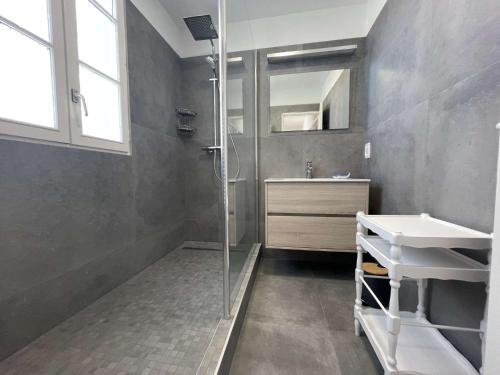 une salle de bain avec douche et lavabo dans l'établissement Mais 3 pièces ILE DE RE - IDR400-0100, à Saint-Martin-de-Ré