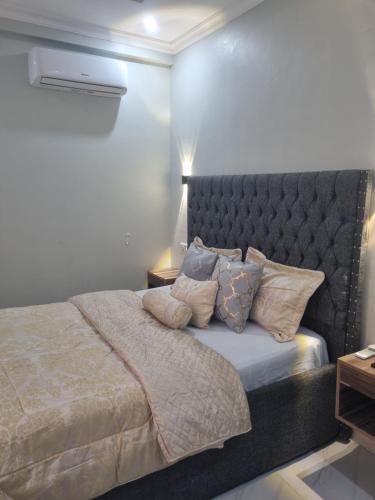 Katil atau katil-katil dalam bilik di Legacy Homes