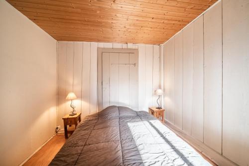 Ένα ή περισσότερα κρεβάτια σε δωμάτιο στο Chalet authentique en vallée verte