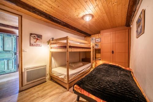 Ένα ή περισσότερα κρεβάτια σε δωμάτιο στο Chalet authentique en vallée verte