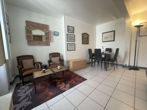 un salon avec une table et des chaises dans l'établissement Studio - ILE DE RE - IDR400-015, à Saint-Martin-de-Ré