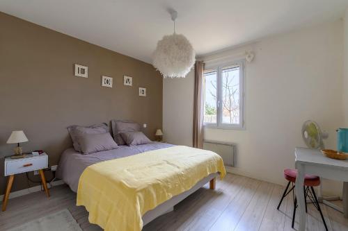 une chambre avec un lit avec une couverture jaune dans l'établissement Prouvençau - Piscine privée, à Aubignan