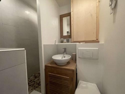 une salle de bain avec un lavabo et des toilettes dans l'établissement Studio - ILE DE RE - IDR400-015, à Saint-Martin-de-Ré