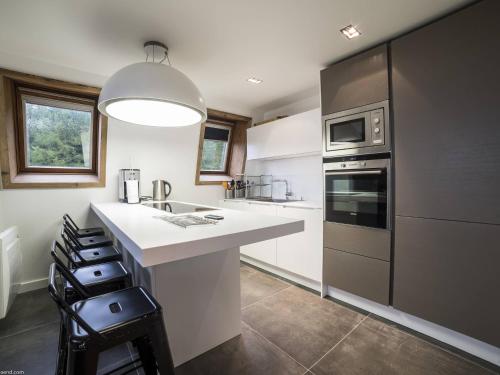 une cuisine avec un grand comptoir blanc et un évier dans l'établissement Magnifique 4P rénové avec balcon aux Arcs 1800 - 6 couchages, WiFi - FR-1-352-22, à Arc 1800