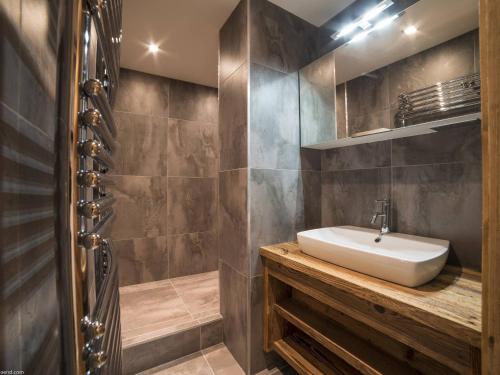 une salle de bain avec un lavabo et un miroir dans l'établissement Magnifique 4P rénové avec balcon aux Arcs 1800 - 6 couchages, WiFi - FR-1-352-22, à Arc 1800