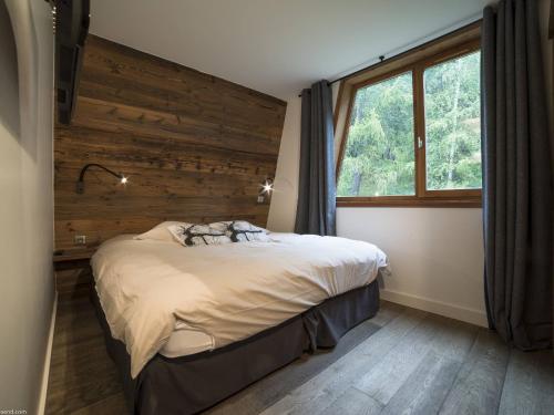 une chambre avec un grand lit et une fenêtre dans l'établissement Magnifique 4P rénové avec balcon aux Arcs 1800 - 6 couchages, WiFi - FR-1-352-22, à Arc 1800