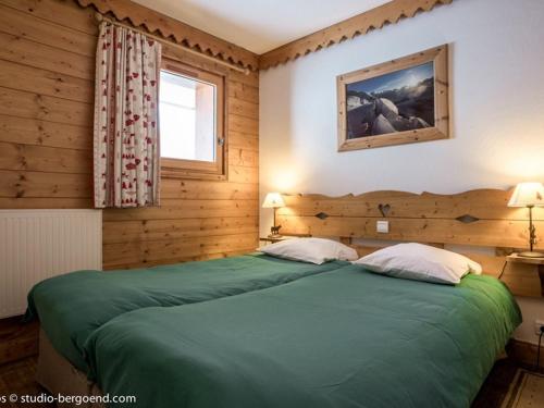 En eller flere senge i et værelse på Appartement 4 pièces avec balcon, piscine et vue pistes, pour 6 pers. à Arc 1800 - FR-1-352-38