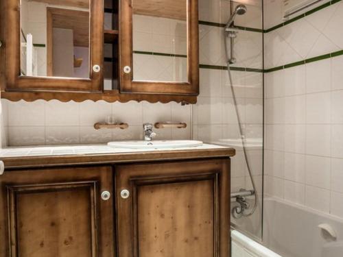 une salle de bain avec un lavabo et une douche dans l'établissement Appartement 4P avec Piscine, Sauna, Hammam et WIFI aux Arcs 1800 - FR-1-352-38, à Arc 1800
