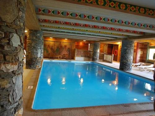 une grande piscine dans un immeuble dans l'établissement Appartement 4P avec Piscine, Sauna, Hammam et WIFI aux Arcs 1800 - FR-1-352-38, à Arc 1800