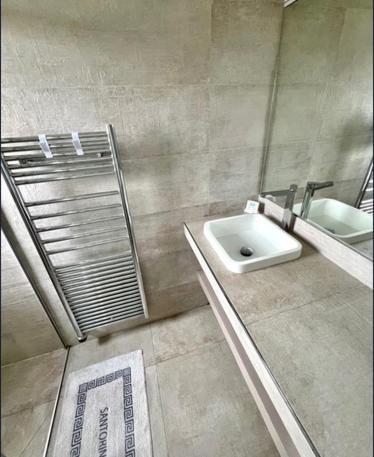 une salle de bain avec un lavabo et un miroir dans l'établissement Single-family home in Mandelieu, à Mandelieu-la-Napoule