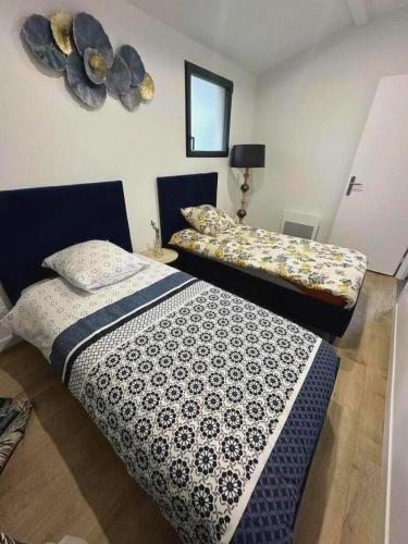 deux lits côte à côte dans une pièce dans l'établissement Gite de l'estampon, à Roquefort