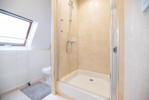 une salle de bain avec douche et toilettes dans l'établissement CIA - Avenue de Villiers, à Paris
