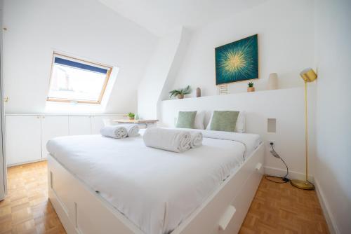 - un lit blanc avec 2 oreillers dans l'établissement CIA - Avenue de Villiers, à Paris