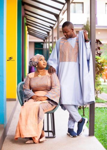 un uomo che aiuta una donna a tagliarsi i capelli di WID appartement a Abidjan