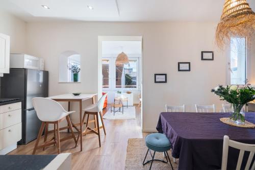a kitchen and dining room with a table and chairs at Les Oiseaux-2 chambres idéalement placé proche plage et centre in Le Touquet-Paris-Plage