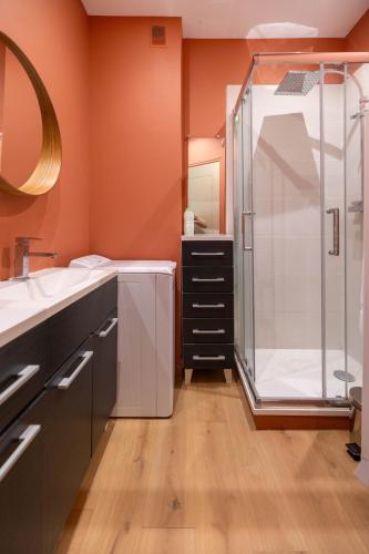 une salle de bain avec deux lavabos et une douche dans l'établissement Les Oiseaux-2 chambres idéalement placé proche plage et centre, à Le Touquet-Paris-Plage