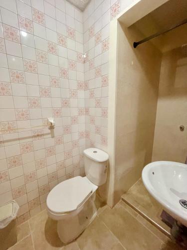 a bathroom with a toilet and a sink at Hotel Casa Manta Cali in Cali