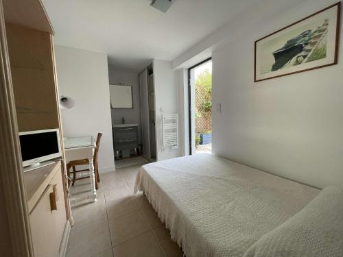 une chambre avec un lit, un bureau et une télévision dans l'établissement Studio - LA ROCHELLE LR180-059B, à La Rochelle