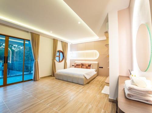 a large bedroom with a bed and a mirror at So beach villa pattaya in Jomtien Beach